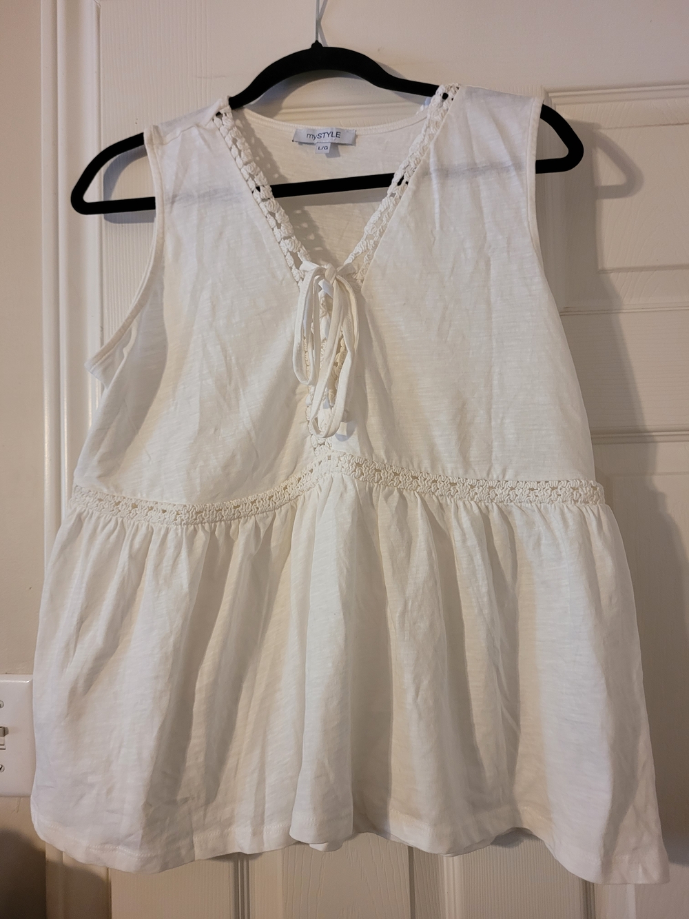 🔥 2 For $20 - White Sleeveless Tie Front Peplum Top